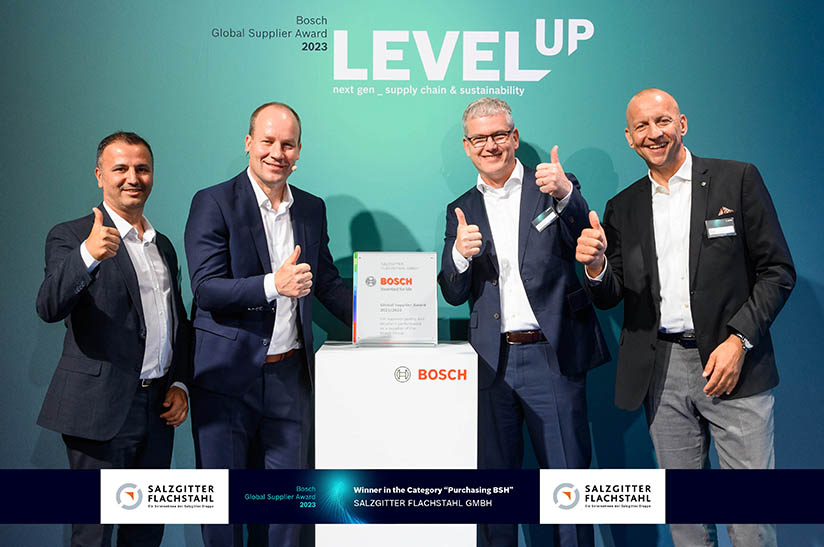 Freude bei der Preisverleihung (von links): Ulas Oezen, Senior Director Global Commodity Management Metal; Dr. Arne Flemming, Senior Vice President Corporate Supply Chain Management and Global Logistics Services; Michael van der Vlist, Geschäftsführer Salzgitter Mannesmann Stahlservice; Philipp Meiser, Verkaufsdirektor Salzgitter Flachstahl