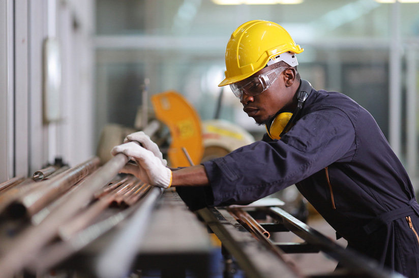 Azubi bei ArcelorMittal in Schutzkleidung im Industrieumfeld (Symbolbild)