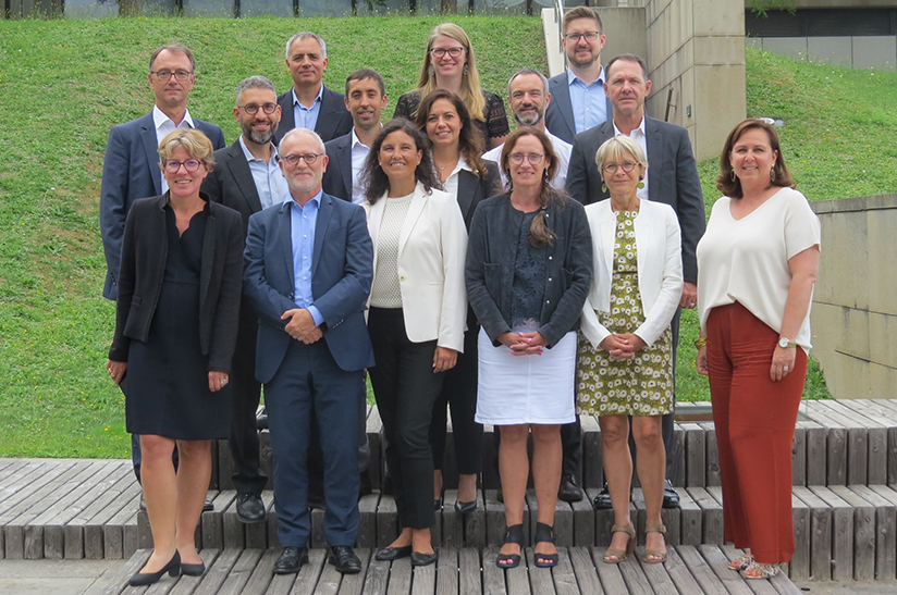 Das Bild zeigt eine Gruppe stehender, weißer Menschen (Männer und Frauen). Es handelt sich um Mitglieder aus den Projektteams von Paul Wurth (SMS group), Axens und IFPEN. die gemeinsam für E-Fuels kooperieren wollen.