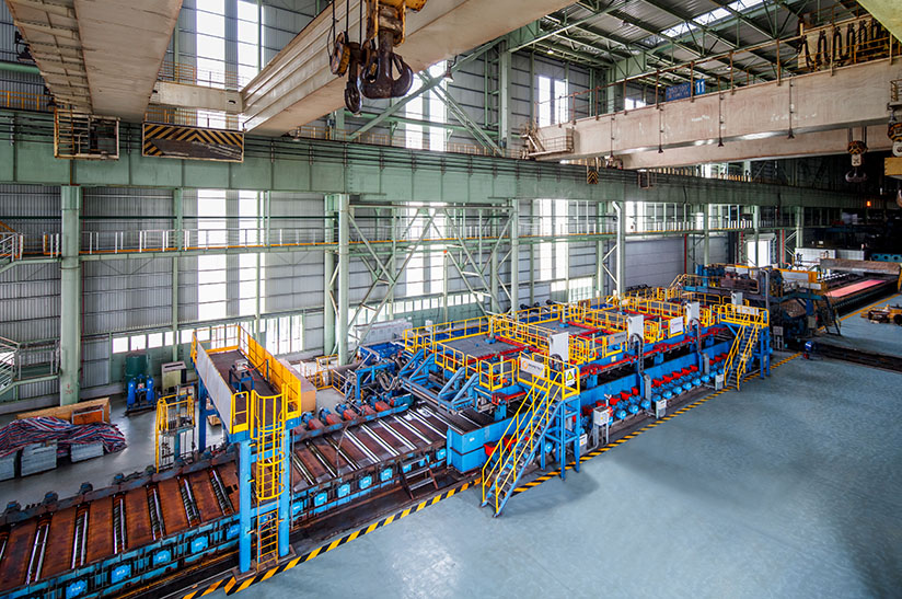 Das Bild zeigt eine technische Anlage der Stahlindustrie, konkret: die Plattenkühltechnologie MULPIC von Primetals Technologies