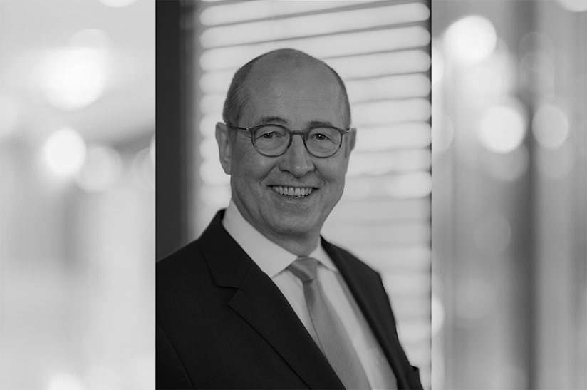 Das Bild zeigt ein Porträt von Dr. Rolf Heddrich, Geschäftsführer von Bauforumstahl. Es ist schwarz-weiß.