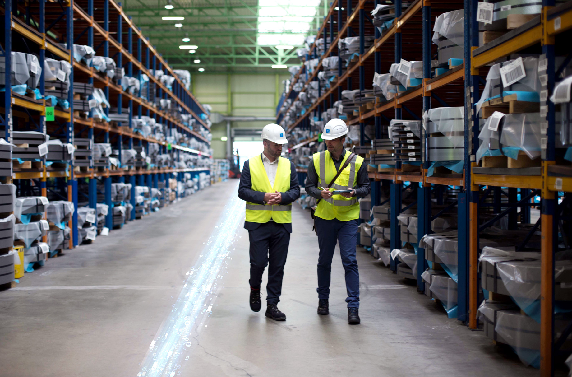 Mitarbeiter von thyssenkrupp Materials IoT nutzt toii®.Cut in Lagerhalle