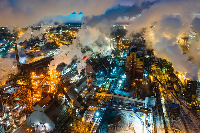 Nachtansicht deutscher Industrieanlagen, energieintensive Produktion (Symbolbild)