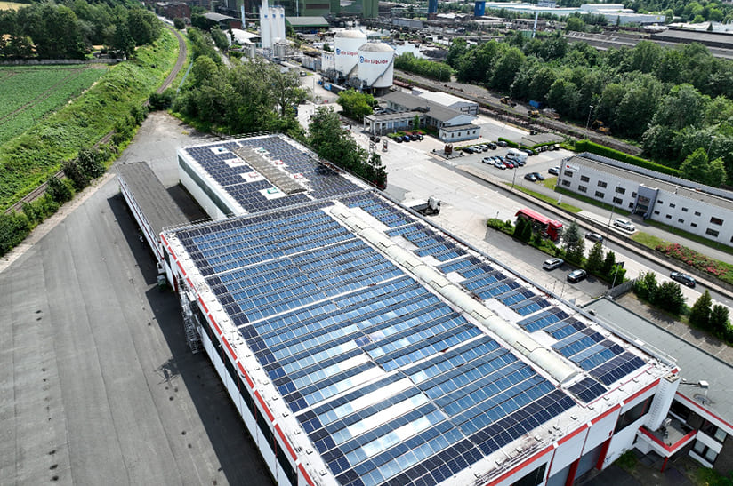 Das Foto zeigt das Hallendach des Stahlerzeugers Georgsmarienhütte, auf dem Photovoltaikanlagen zu sehen sind.