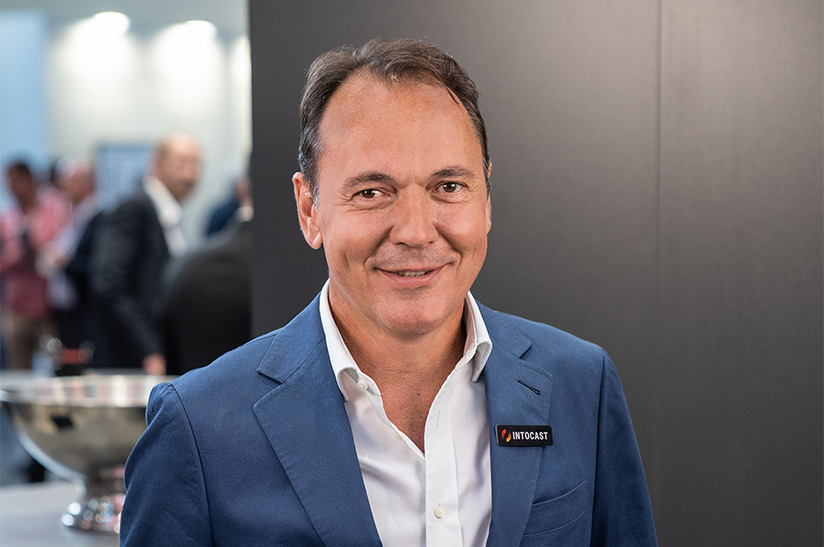 Das Bild zeigt das Porträt eines weißen Mannes. Es ist der CEO von Intocast.