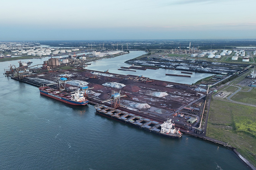 Luftbild von EECV-Terminal in Rotterdam-Europoort – Thyssenkrupp Steel investiert hier in die Modernisierung, um den Stahlstandort Duisburg abzusichern