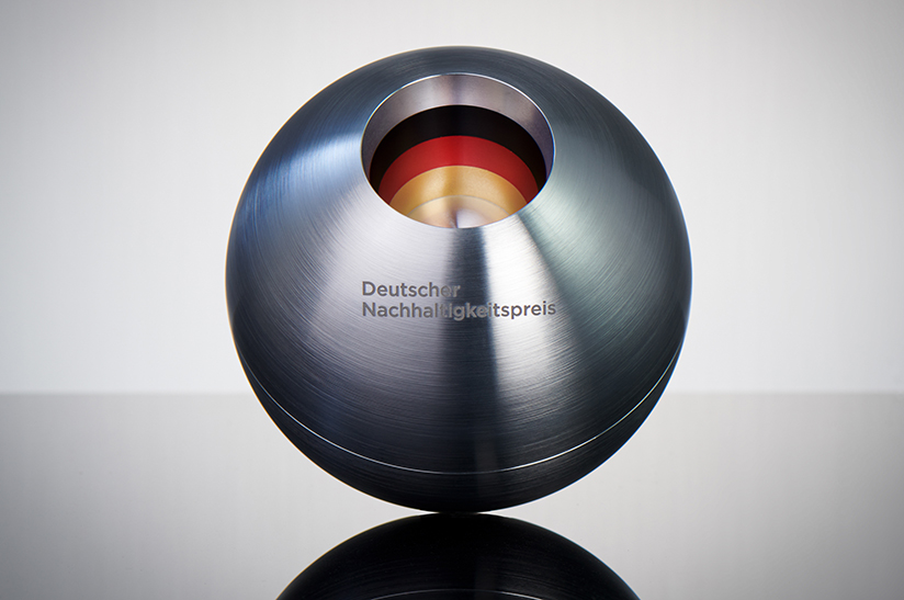 Das Bild zeigt eine Edelstahlkugel, die beim Deutschen Nachhaltigkeitspreis an den Sieger verliehen wird. Die Gravur lautet: Deutscher Nachhaltigkeitspreis.