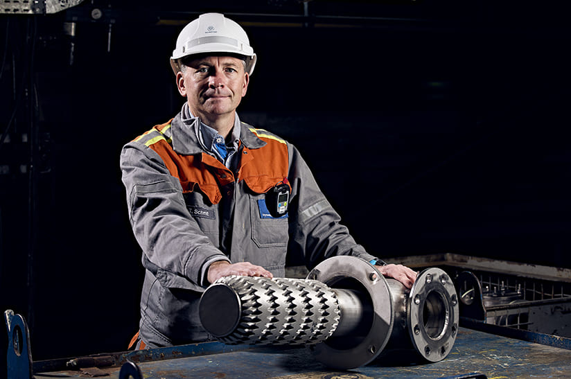 Das Bild zeigt einen Ingenieur von thyssenkrupp Rasselstein mit einem neue Rekuperator von Kueppers Solutions