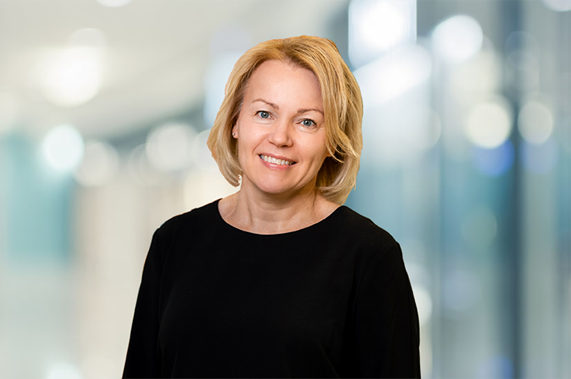 Das Bild zeigt eine weiße, blonde Frau mit einem einfarbig schwarzen Oberteil. Es handelt sich bei dem Porträt um Gunilla Saltin. Sie wird bei Tata Steel Nederland Vorstandsmitglied und Geschäftsführerin des Downstream-Geschäfts.