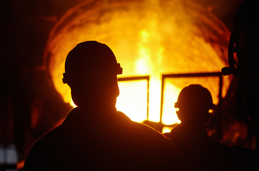 Rohstahlproduktion als Gegenlichtaufnahme – das Bild steht symbolisch für die Rohstahlproduktion in Deutschland, darunter auch Oxygenstahl.