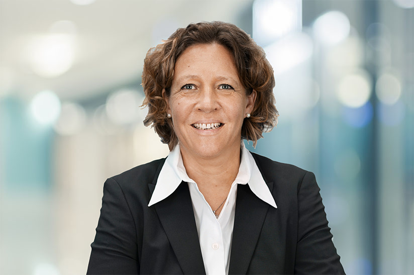 Das Bild zeigt das Porträt einer weißen Frau. Es handelt sich um Carola Richter, ab April 2024 Vorstandsmitglied von Voestalpine.