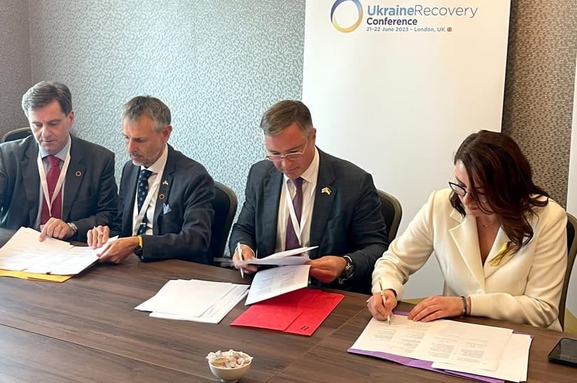 Unterzeichnung der Absichtserklärung. Von links nach rechts: Andreas Lemp, Senior Vice President, Customer Relationship Management, Alexander Fleischanderl, Head of Green Steel und Senior Vice President, beide bei Primetals Technologies, Yuriy Ryzhenkov. CEO des führenden ukrainischen Stahlherstellers Metinvest, der die Absichtserklärung ebenfalls unterzeichnete, und die Erste Stellvertretende Ministerpräsidentin der Ukraine und Ministerin für Handel und Wirtschaft, Yulia Svyrydenko, die die Vereinbarung mit Primetals Technologies gegenzeichnete.