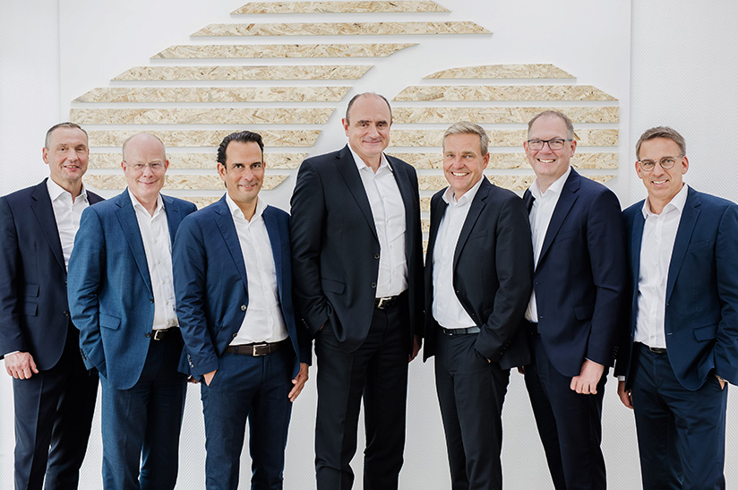 Neue Siempelkamp-Führungsmannschaft – v.l.n.r.: Dirk Howe, Stefan Wissing, Samiron Mondal (alle Leiter der neu formierten Business Units), Martin Scherrer (CEO Siempelkamp-Gruppe), Axel Baumeister (Leiter Technik), Martin Sieringhaus (Finanzchef), Stefan Ziemes (Personalchef)