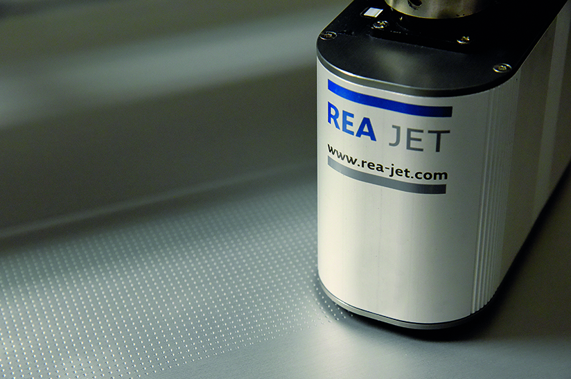 Auf der Blechexpo 2023 zeigt REA u.a. den Jet DOD Großschrift-Tintenstrahldrucker, der auf dem Bild zu sehen ist