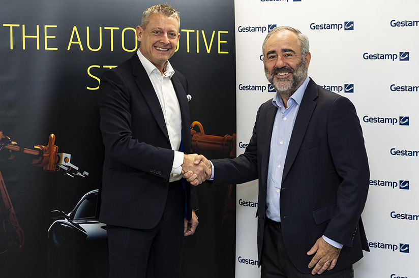 Das Bild zeigt zwei Männer, die Sakkos tragen und sich lächelnd die Hände schütteln. Es handelt sich um Führungspersonal von SSAB und Gestamp.