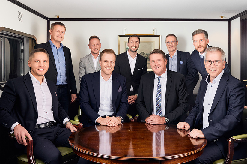 Vertragsunterschrift an Bord des HGK-Schiffs „Franz Haniel 14“: (v. l. n. r.) Florian Bleikamp, Head of Chartering Canal / Rhine, HGK Dry Shipping GmbH, Steffen Schreiterer, Leiter Beschaffungslogistik, Salzgitter Flachstahl GmbH, Tim Gödde, Managing Director Ship Management, HGK Ship Management Lux S.à r.l, Fabian Gerdes, Leiter Kundenlogistik, Salzgitter Flachstahl GmbH, Steffen Bauer, CEO, HGK Shipping GmbH, Andreas Lemme, Managing Director, HGK Dry Shipping GmbH, Uwe Wedig, Vorsitzender des Vorstands / CEO der HGK Group, Henning Hirschfeld, Head of Legal, HGK Shipping GmbH, Eike Brünger, Managing Director Sales and Logistics / Member of Managing Board, Salzgitter Flachstahl GmbH