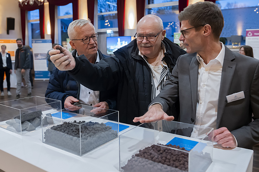 Interessierte Bürger tauschen sich mit Fachexperten über die Pläne für eine klimaneutrale stahlproduktion-arcelormittal-blechexpo-2021 bei Thyssenkrupp Steel Europe aus