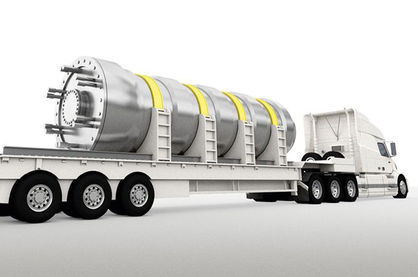 SMR-Transport: Weißer Sattelschlepper mit zylindrischem Metallobjekt.