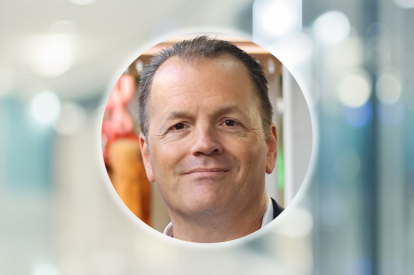 Das Bild zeigt eine Collage aus einem unscharfen Hintergrund und mittig dem Porträt von Dr. Niels Hammer, neuer Geschäftsführer von ABP Induction