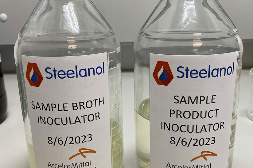 Erste Ethanol-Proben aus dem großtechnischen Projekt Steelanol