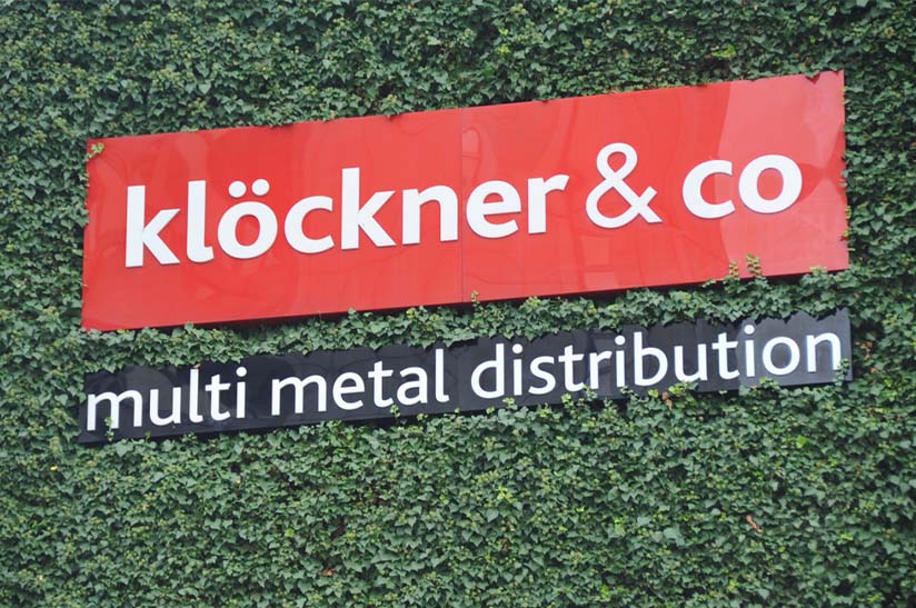 Das Bild zeigt ein Schild von Klöckner & Co.