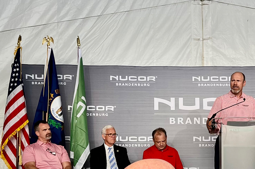 Das Bild zeigt (v.l.n.r) vier Männer: Al Behr, (Executive Vice President vonNucor Steel Brandenburg); Steve Meredith, republikanischer U.S. Senator; David Sumoski, COO Nucor Corporation; und Johnny Jacobs, Vice President und GM (Construction)