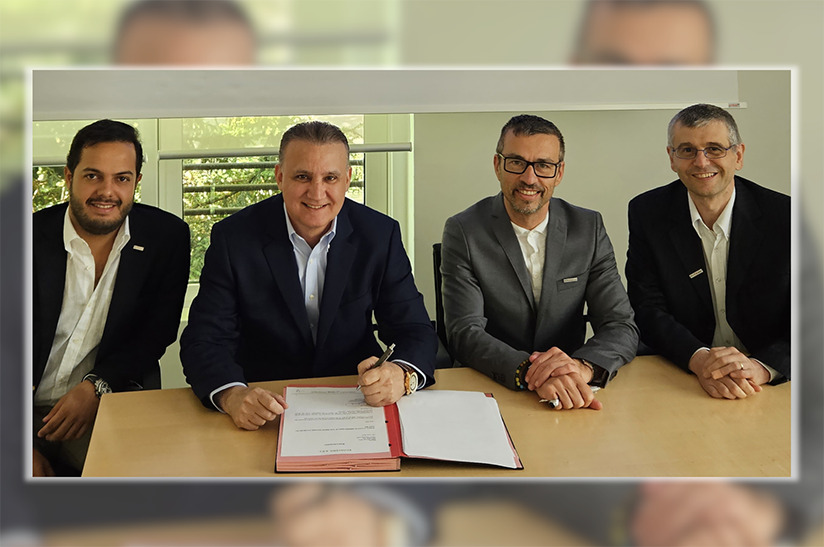 Das Bild zeigt vier Männer, die an einem Tisch sitzen: Von links nach rechts: Pedro Estrella, Director of ECOACERO; Giuseppe Maniscalco, CEO of industrial division Grupo Estrella; Filippo Verlezza, SMS group und Nicola Redolfi, SMS group.