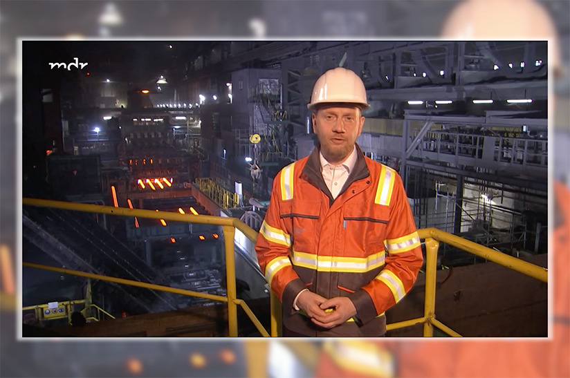 Das Bild zeigt den sächsischen Ministerpräsidenten Michael Kretschmer im Werk von Feralpi Riesa.