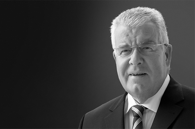 Das Bild zeigt das in schwarz-weiß gehaltene Porträt von Dr. Dieter Kress, langjähriger Geschäftsführer von MAPAL.