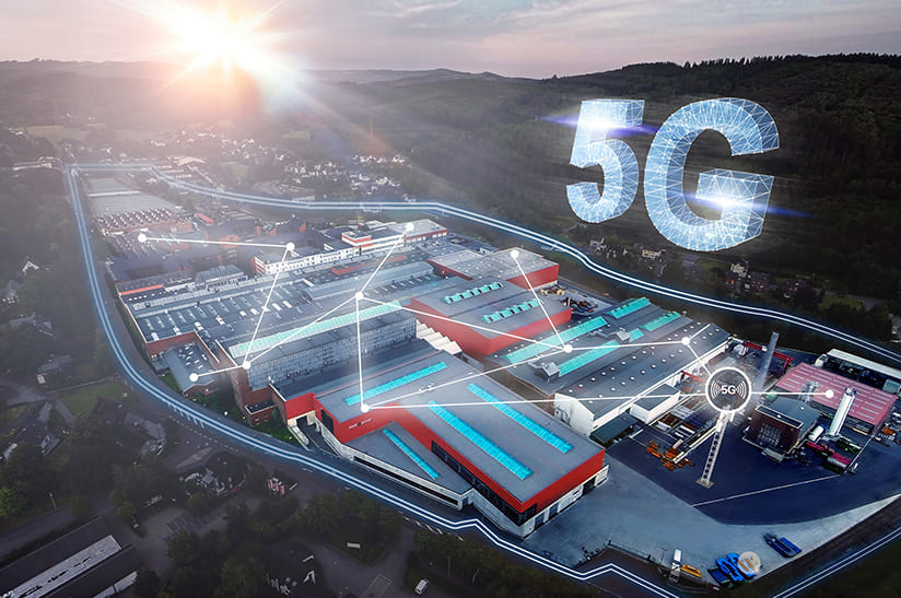 Die SMS group baut am Standort Hilchenbach ein 5G-Campusnetz auf. Das Bild zeigt eine Luftaufnahme, in welche das Netz als Fotomontage implementiert ist.