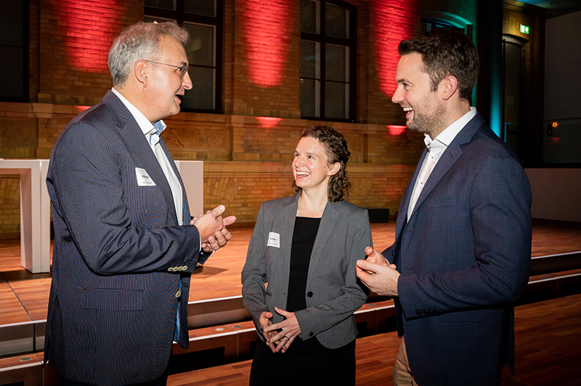 Das Foto zeigt (v.l.) im Gespräch Prof. Dr.-Ing. Tim Michael Wibbeke, Dr. Aurélie Bartley und Nick Chudalla aus dem Forscherteam, das für seine Arbeit über Stahlklebeverbindungen für den Otto von Guericke-Preis 2023 nominiert ist.
