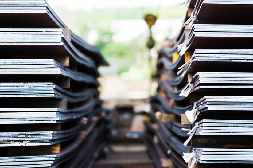 Gestapelte Stahlplatten von Ilsenburger Grobblech im Lager