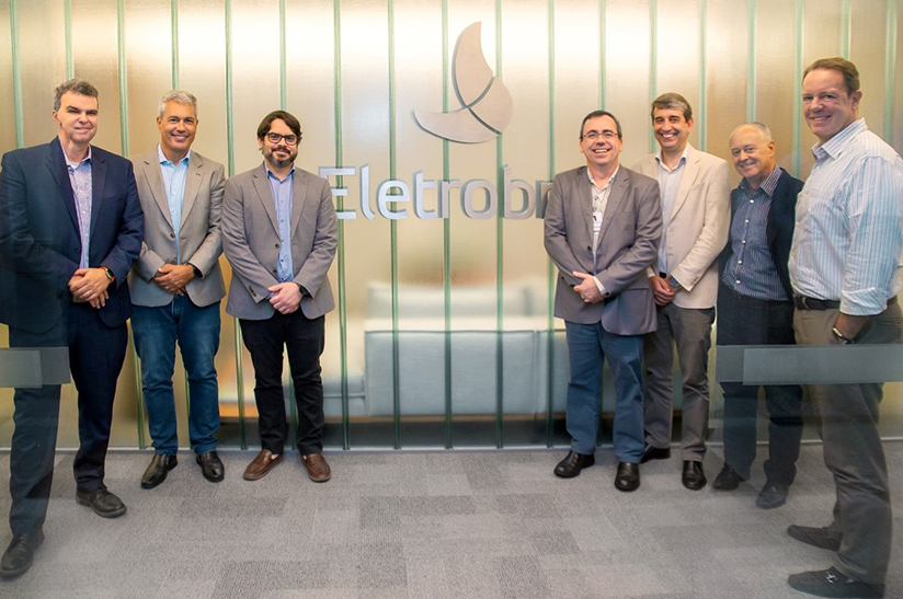 Von links nach rechts: Walfrido Nascimento, Business Development, Paul Wurth Brasil; Paulo Pinheiro, Managing Director, Paul Wurth Brasil; Italo Freitas, Executive Vice President of Commercialization and Energy Solutions, Eletrobras; Victor Ricco, wasserstoffspeicheranlage-hamburger-wasserstoffverbund and E-Fuels Manager, Eletrobras; Renato Cabral, wasserstoffspeicheranlage-hamburger-wasserstoffverbund and E-Fuels Specialist, Eletrobras; Tompson Freitas, Business Development, Paul Wurth Brasil; Celso Concato Jr., Director of Relationship with Large Customers, Eletrobras