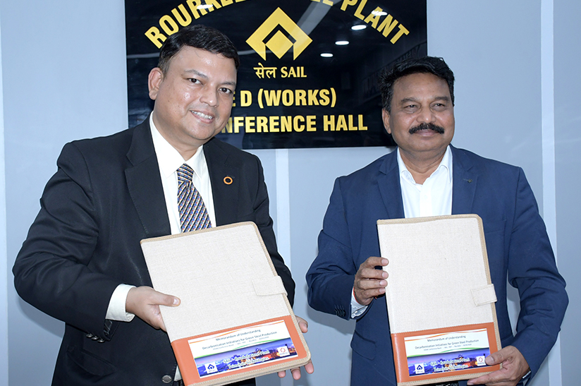 Biswadeep Bhattacharjee, Vice President of Sales und Head of Green Steel India bei Primetals Technologies, und Sharad Raghunath Suryawanshi, Executive Director (Works) im SAIL-stahlwerk-szene-transformationsgipfel-aufruf Rourkela, während der Vertragsunterzeichnung.