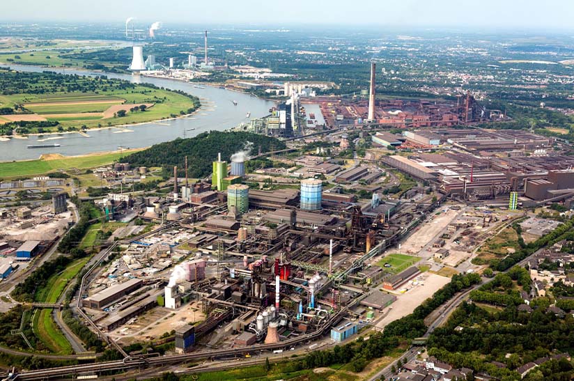 Luftansicht von Thyssenkrupp Steel. EP Corporate soll Anteilseigner werden. Das im Oktober 2024 vorgestellte Sanierungskonzept ist ein Paukenschlag.