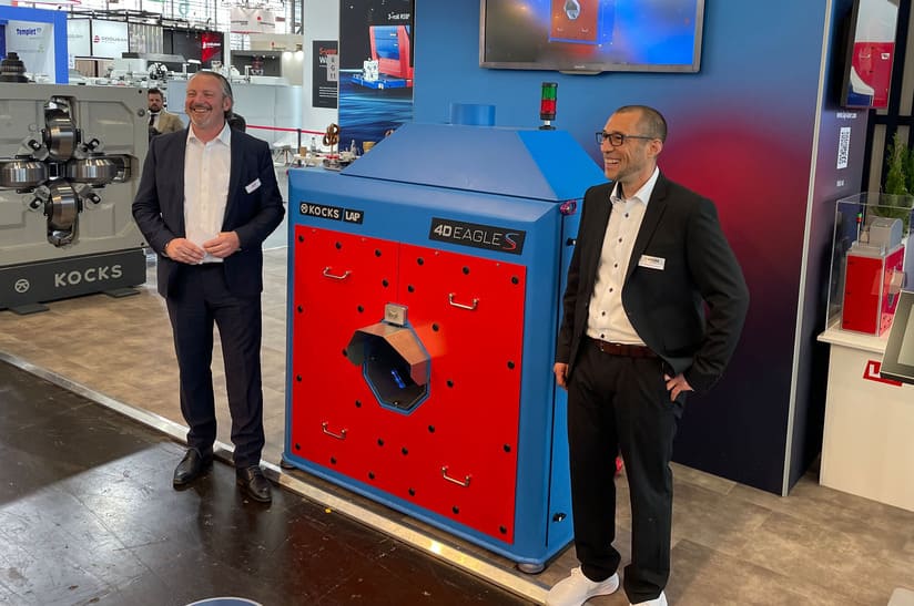 KOCKS und LAP präsentieren das gemeinsame Messsystem 4D EAGLE S auf der Wire & Tube 2024. Das Bild zeigt v.l.: Martin Dronsek (LAP) und Dr. Santino Keusemann (KOCKS)