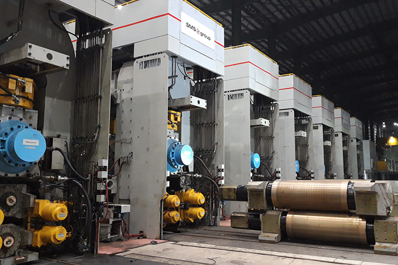 Das Bild zeigt das neue Hochleistungs-Warmbandwalzwerk von SMS group bei JSOL mit siebengerüstiger Fertigstraße