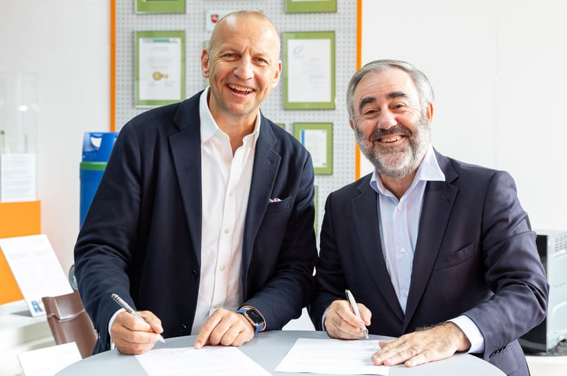 CO2-reduzierter Stahl geht von Salzgitter Flachstahl an Gestamp. Das Bild zeigt zwei Männer bei der Vertragsunterzeichnung (von links): Phillip Meiser, Vertriebsdirektor (Salzgitter Flachstahl) und Javier Imaz, Purchasing & Capex Corporate Director (Gestamp).