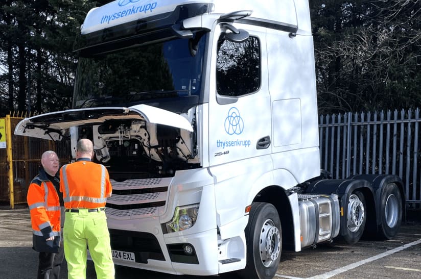 Das Bild zeigt einen Truck von Thyssenkrupp Materials Services, der mit Pflanzenöl angetrieben wird.