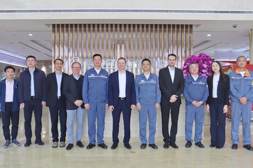 Vertreter von Primetals Technologies und Baosteel Zhanjiang bei der Unterzeichnungszeremonie.