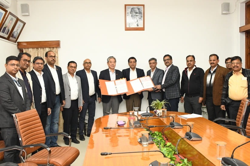 Vertreter von SAIL IISCO und Primetals Technologies bei der Vertragsunterzeichnungszeremonie.