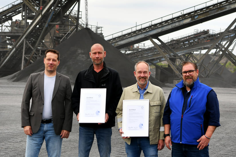 Auf dem Bild zu sehen (v. l. n. r.): Derik Demond, Leiter Verkehrsbaulabor des FEhS – Institut für Baustoff Forschung e.V.; Ricci Hoffmann, Leiter Servicecenter Schlackenaufbereitung Brandenburg und Hennigsdorf von thyssenkrupp MillServices & Systems; Dr. Michael Dohlen, Leiter Forschung & Entwicklung / Qualitätssicherung bei thyssenkrupp MillServices & Systems; Thomas Fischer, Geschäftsführer Qualitätssicherung Sekundärbaustoffe GmbH (QUBA)