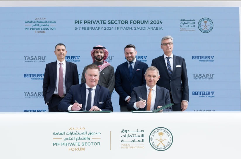 Bereits im Februar 2024 unterzeichneten BENTELER und TASARU in Riad eine Vereinbarung über die künftige Partnerschaft. [Hinten im Bild (von links): Joseph Kirikian (Chief Investment Officer TASARU), Muhammad AlShiha (Deputy Chairman Board of Directors TASARU), Dr. Tobias Braun (Chief Financial Officer BENTELER Gruppe), Dr. Henning von Watzdorf (Chief Executive Officer HOLON). Vorne im Bild (von links): Michael Müller (Chief Executive Officer TASARU), Ralf Göttel (Chief Executive Officer BENTELER Gruppe)]