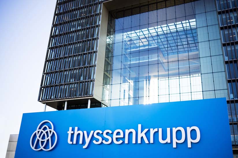 Firmenlogo vor der Thyssenkrupp-Zentrale in Essen, Deutschland