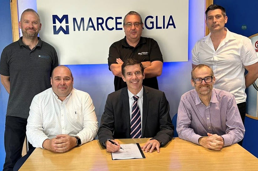 Vertreter der Marcegaglia-Gruppe und von Primetals Technologies bei der Vertragsunterzeichnung für das EAF-Projekt. Hintere Reihe (von links nach rechts): Dr. Tim Wray, Steelmaking and Refractories Manager, Steve Bastow, Head of SMACC, und Tom Eades, Engineering Manager, alle von der Marcegaglia Group. Vordere Reihe (von links nach rechts): Matt Clayton, General Manager Sales and Engineering Metallurgical Services U.K. bei Primetals Technologies, Liam Bates, Leiter von Marcegaglia Stainless, und Jon Stewart, Leiter von Metallurgical Services U.K. bei Primetals Technologies.