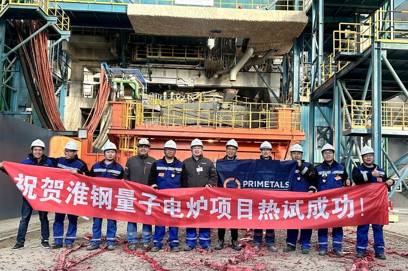 Ein Teil des Vor-Ort-Teams von Primetals Technologies bei der Feier der ersten Charge im neuen Lichtbogenofen EAF Quantum von Huaigang.