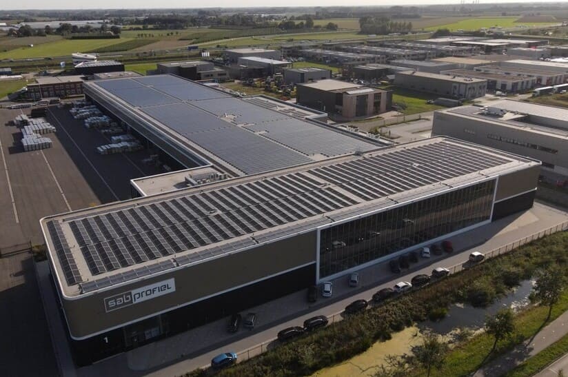 Das Foto zeigt den Standort Geldermalsen ('SAB-profiel') von Tata Steel Nederland. Dieser ist nun klimaneutral. Auf dem Dach sind Solarzellen zu sehen.