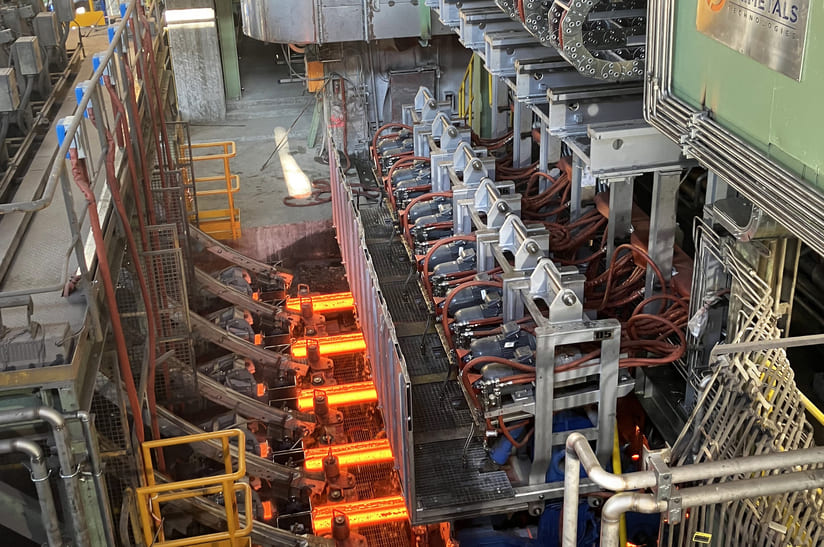 Die modernisierte 6-strangige Knüppelgießanlage von Primetals Technologies am Standort des italienischen Stahlherstellers Feralpi in Lonato del Garda, Italien.