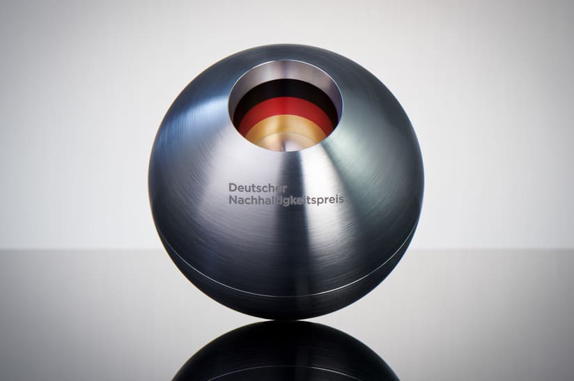 Deutscher Nachhaltigskeitspreis 2024: Die Sieger erhalten die abgebildete Skultpur aus Stahl.