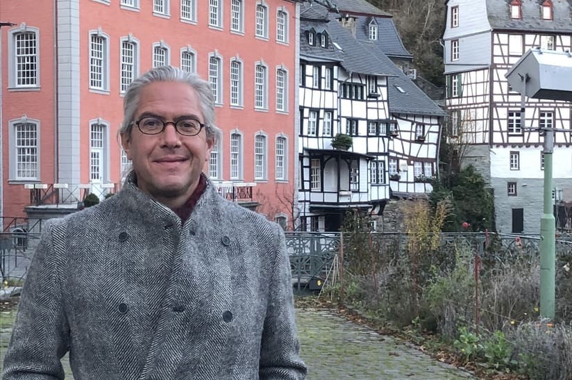 Das Bild zeigt Steffen Kopetzky in Monschau. Er hat 2024 den Stahl-Literaturpreis der Stahlstiftung Eisenhüttenstadt erhalten.